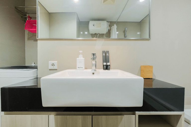 Bathroom 4, Elegant and Comfy Studio Azalea Suites Apartment Cikarang By Travelio, Cikarang