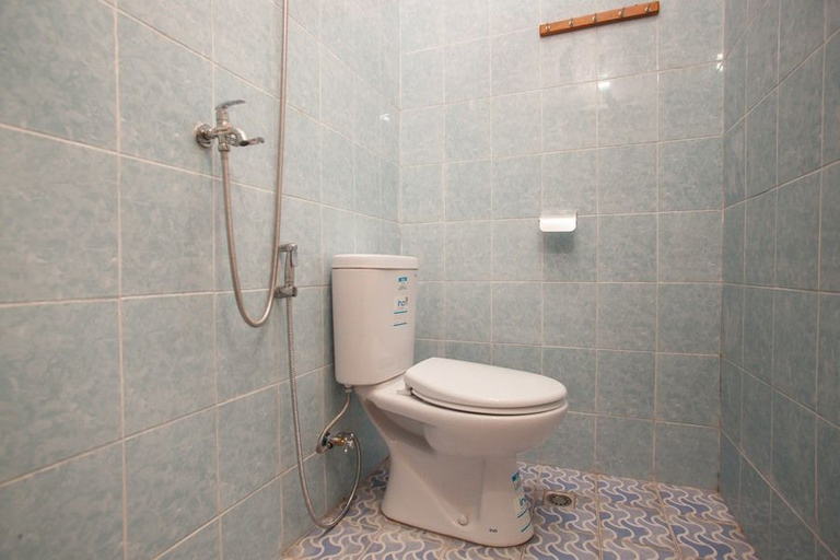Bathroom 5, RedDoorz near Petra University 2, Surabaya