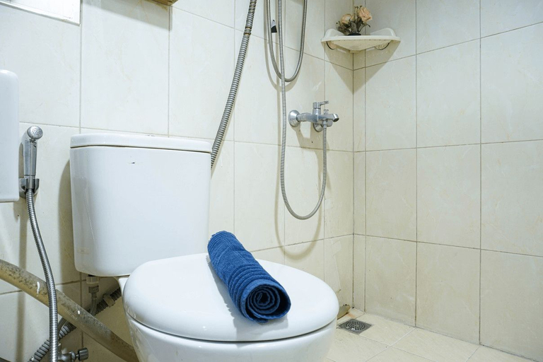Bathroom 5, Luxurious and Elegant 3BR Vittoria Apartment By Travelio, Jakarta Barat