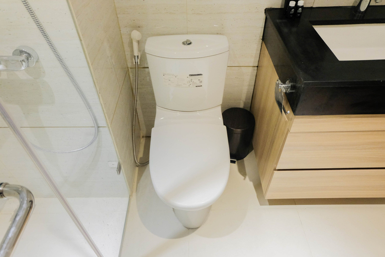 Bathroom 5, 1BR Spacious SOHO with Extra Bed @ Brooklyn Apartment By Travelio, Tangerang