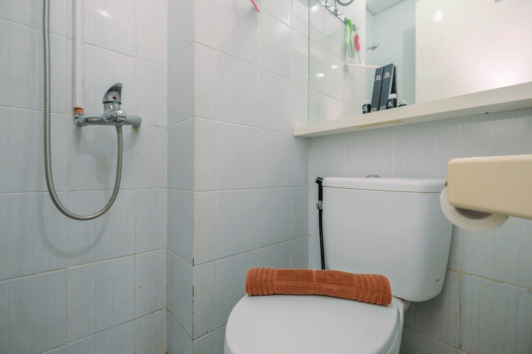 Bathroom 5, Comfortable Signature Park Tebet Studio Apartment By Travelio, Jakarta Selatan