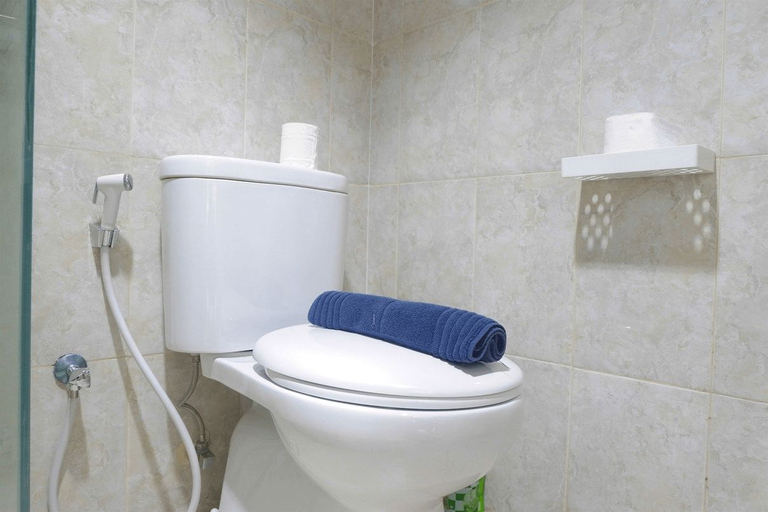 Bathroom 5, Studio Modern Tamansari The Hive Cawang by Travelio, East Jakarta