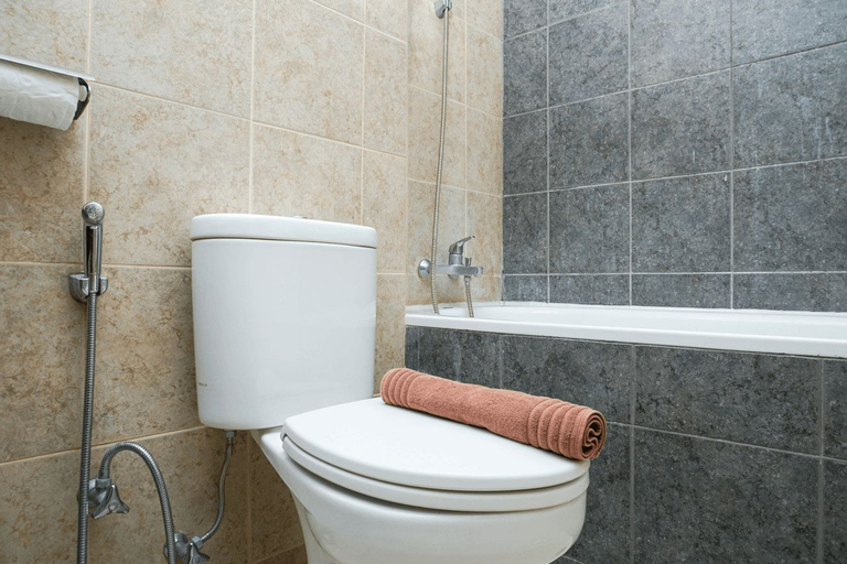 Bathroom 5, Cozy and Minimalist 2BR at Marbella Kemang Apartment By Travelio, Jakarta Selatan