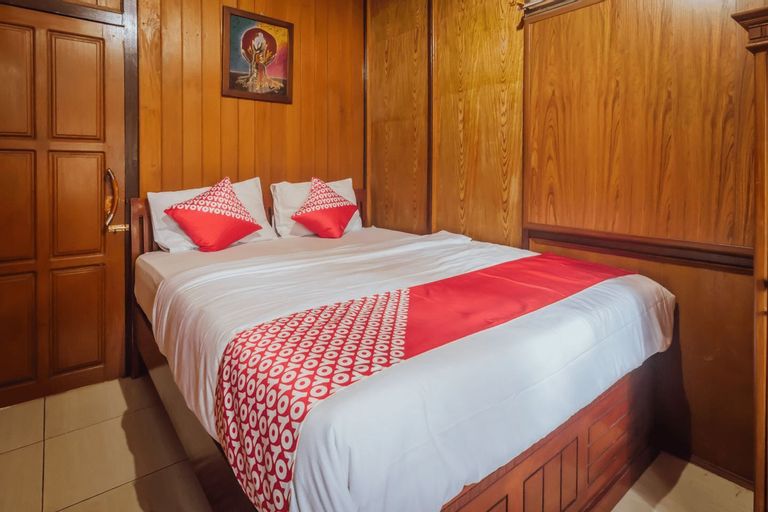 OYO 1300 Crecia Guest House, Ambon