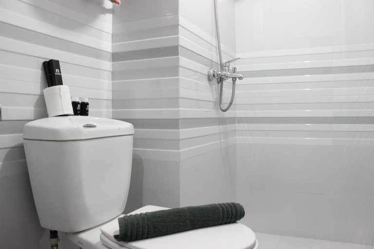 Bathroom 5, Bright and Comfy 2BR The Jarrdin Cihampelas Apartment By Travelio, Bandung