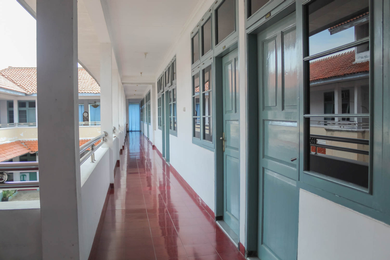 Exterior & Views 5, Hotel Rajawali Mitra RedDoorz, Cirebon