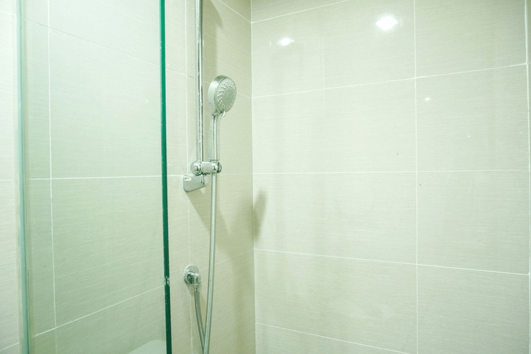Bathroom 5, Comfy 1BR at Puri Mansion Apartment By Travelio, West Jakarta
