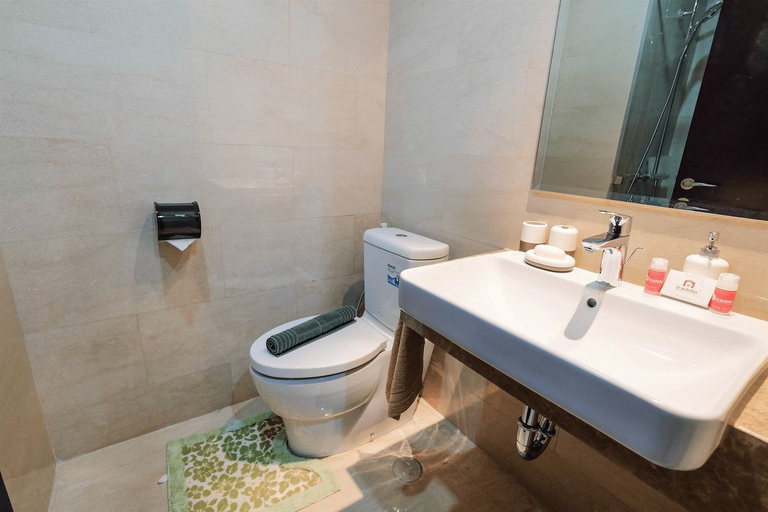 Bathroom 5, Minimalist Studio Menteng Park Apartment By Travelio, Jakarta Pusat
