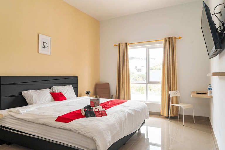 RedDoorz Plus near Teras Kota 3, South Tangerang