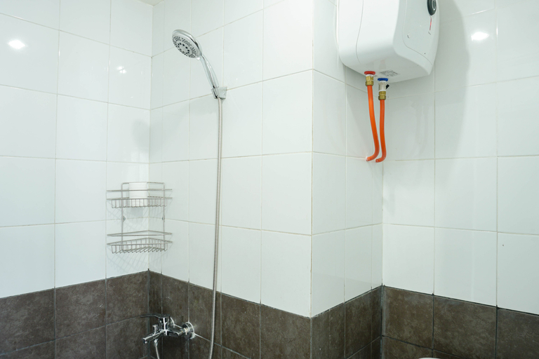 Bathroom 5, Best Comfy and Modern 2BR Green Pramuka Apartment By Travelio, Jakarta Pusat