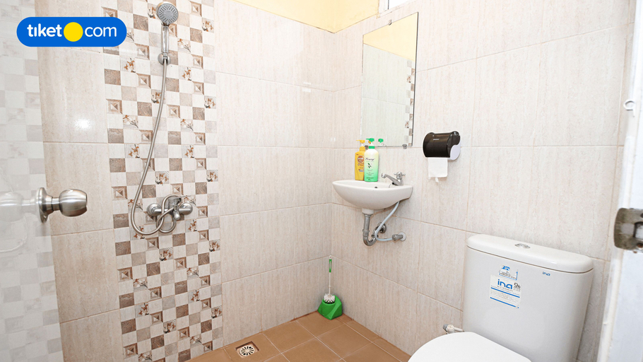 Bathroom 5, Banana Homestay Prawirodirjan, Yogyakarta