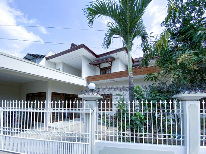 Exterior & Views 2, RedDoorz @ Simpang Borobudur, Malang