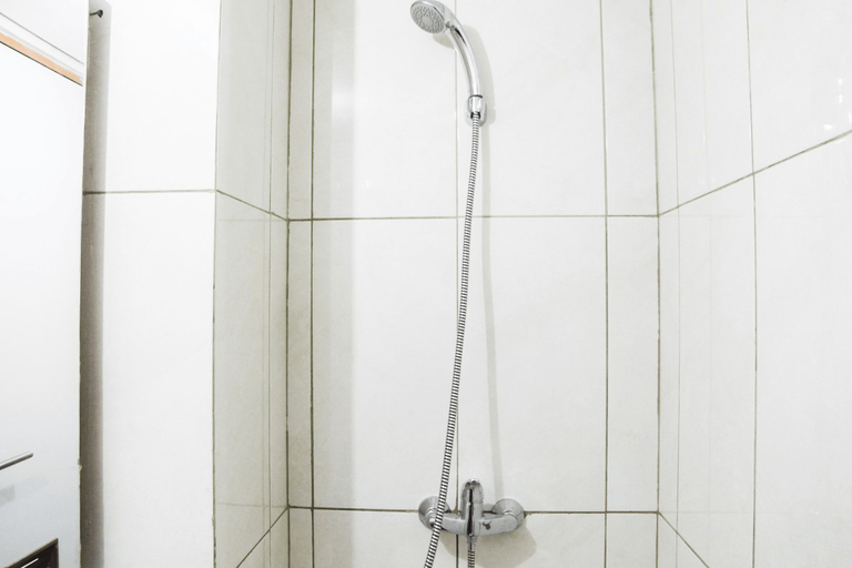 Bathroom 5, Modern Style Studio at The Nest Puri Apartment By Travelio, Tangerang