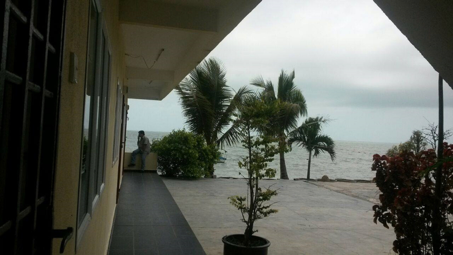 Beachfront Paradise, Barat Daya