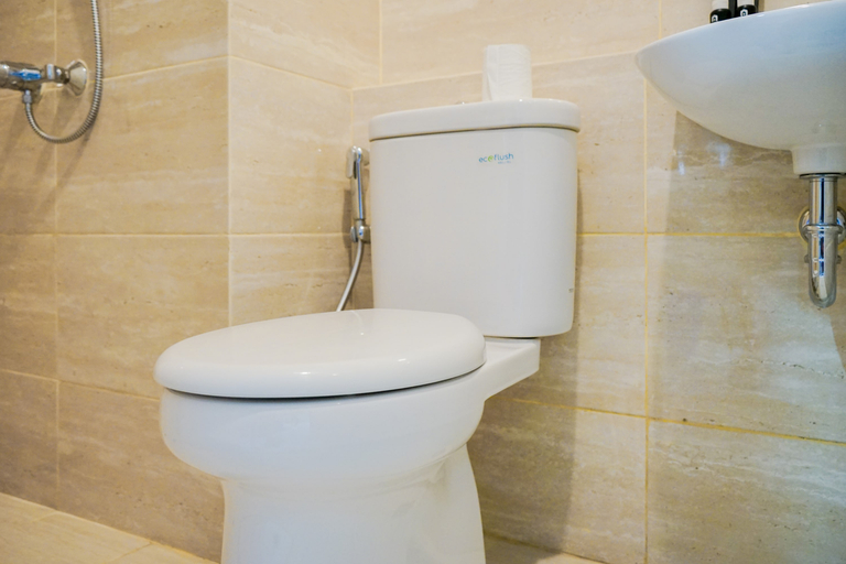 Bathroom 5, Cozy Living Studio Apartment at Springwood Residence By Travelio, Tangerang