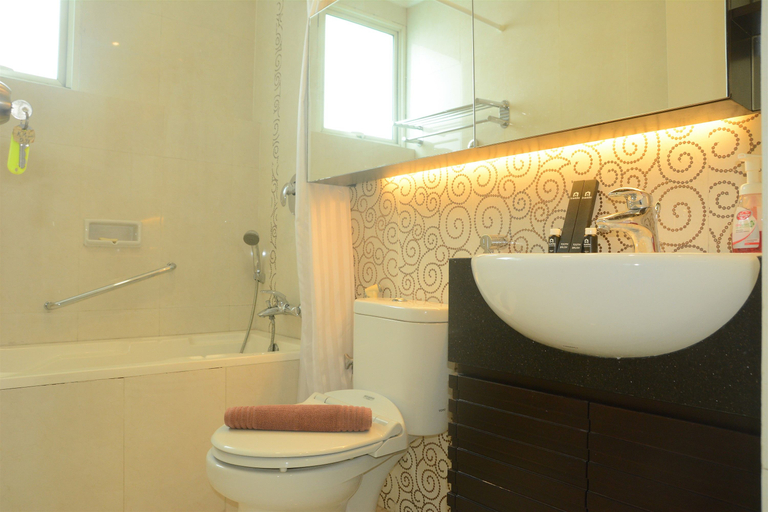 Bathroom 5, 3BR Penthouse at MOI Kelapa Gading Square Apartment By Travelio, North Jakarta