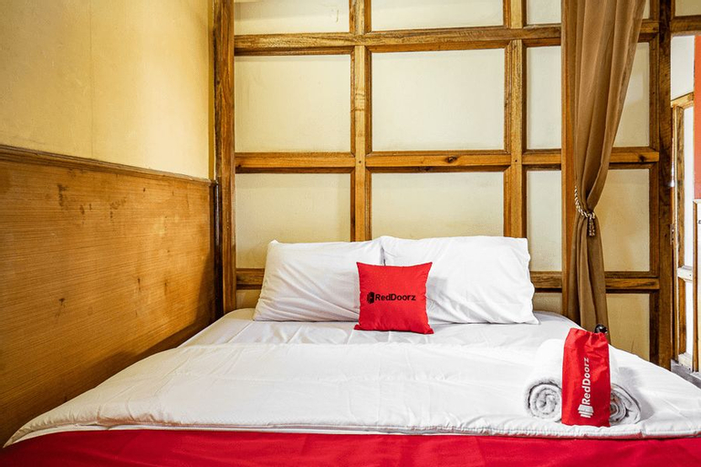 Bedroom 5, RedDoorz near Kawah Putih Ciwidey, Bandung