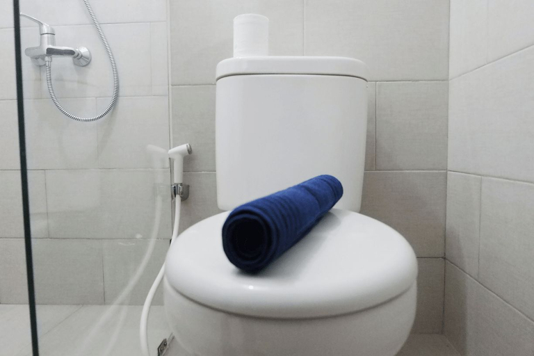 Bathroom 2, Studio Apartment Connected to Mall at Anderson Supermall Mansion By Travelio, Surabaya