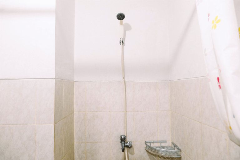 Bathroom 5, Spacious Studio Room @ Park View Condominium Apartment By Travelio, Depok