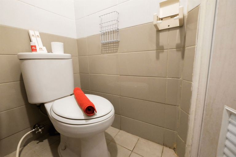 Bathroom 5, Comfort 2BR with Pool View Green Pramuka City Apartment By Travelio, Jakarta Pusat