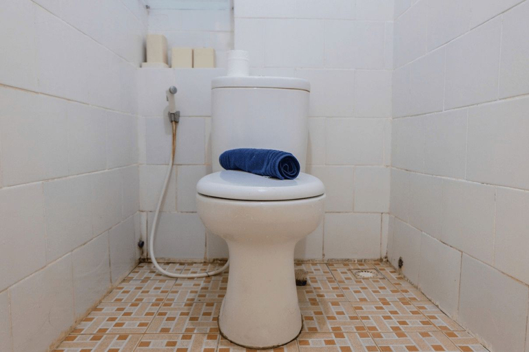 Bathroom 5, Elegant 2BR Paragon Village Apartment By Travelio, Tangerang