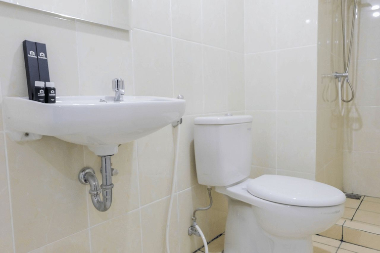 Bathroom 5, Elegant and Convenient 2BR M-Town Residence Apartment By Travelio, Tangerang