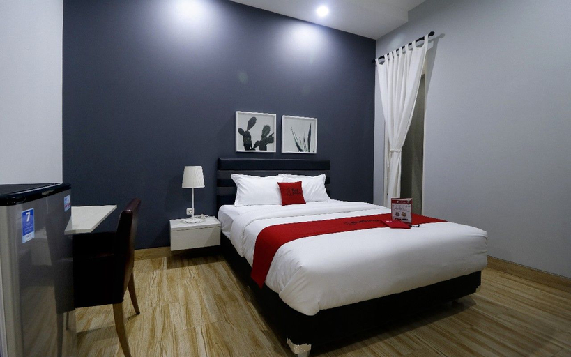 RedDoorz Premium near RS Pondok Indah La Maison, South Jakarta