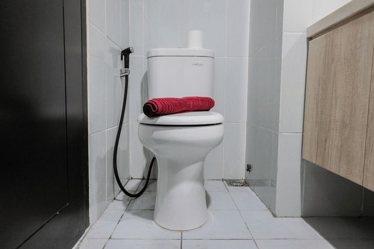 Bathroom 5, Cozy and Luxurious Studio Casa de Parco Apartment By Travelio, Tangerang