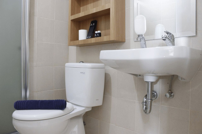 Bathroom 5, Zestful 2BR Apartment at Parahyangan Residence By Travelio, Bandung