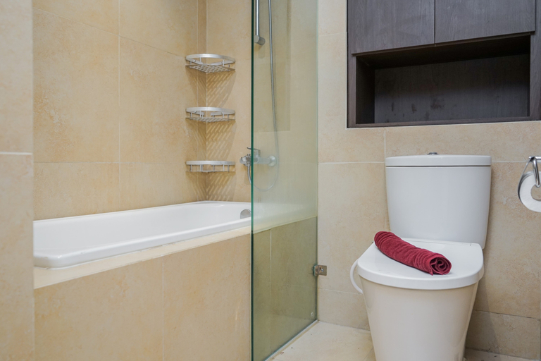 Bathroom 5, Exclusive with Comfortable 2BR Apartment at Branz BSD By Travelio, Tangerang Selatan