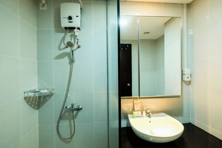 Bathroom 5, Exclusive 1BR Casa De Parco Apartment near AEON Mall By Travelio, Tangerang