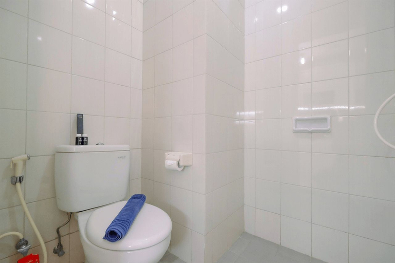Bathroom 3, Modern and Simple Studio Signature Park Grande Apartment By Travelio, East Jakarta