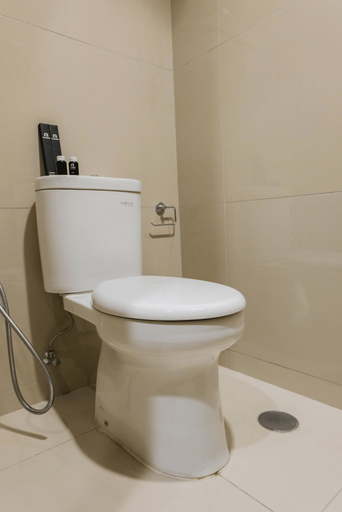Bathroom 5, Cozy Studio Apartment at Tree Park City By Travelio, Tangerang