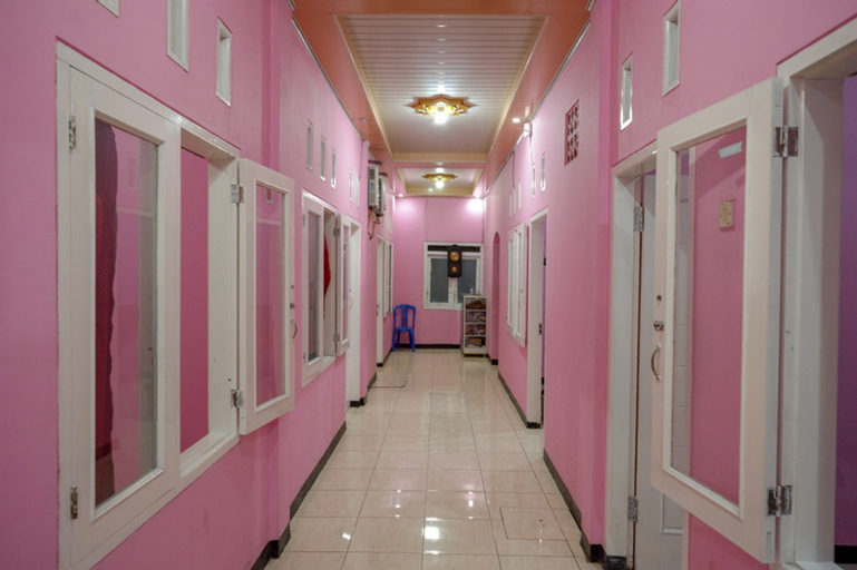 Public Area 5, RedDoorz Syariah near Telaga Warna Dieng, Wonosobo