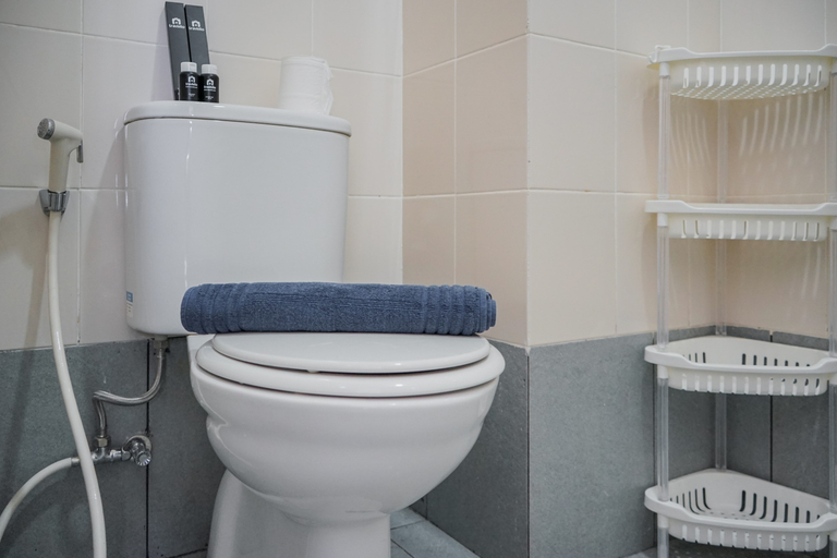 Bathroom 5, Cozy and Simple Studio Apartment at Akasa Pure Living BSD By Travelio, Tangerang Selatan