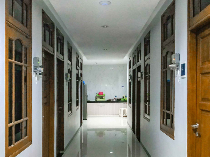 RedDoorz near Pasar Atom Mall (tutup sementara), Surabaya