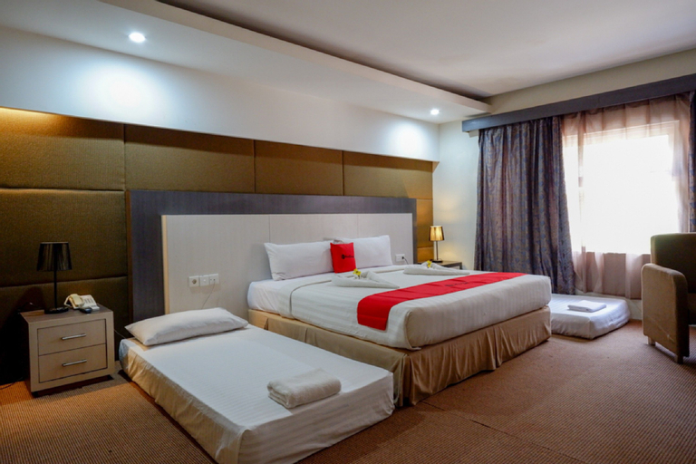 RedDoorz Plus near Hotel Benua Kendari, Kendari