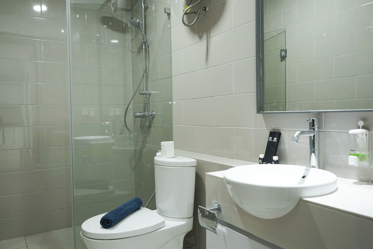 Bathroom 5, Best Value 2BR at Citra Lake Suites Apartment By Travelio, Jakarta Barat