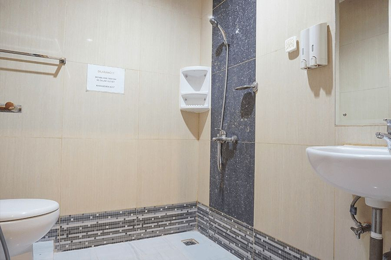 Bathroom 4, RedDoorz near Kemang Square, Jakarta Selatan