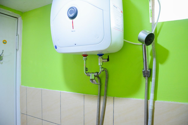Bathroom 5, Stylish and Comfortable Studio Green Pramuka Apartment By Travelio, Jakarta Timur