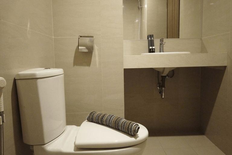 Bathroom 5, Classic Studio Room Galeri Ciumbuleuit 3 Apartment By Travelio, Bandung