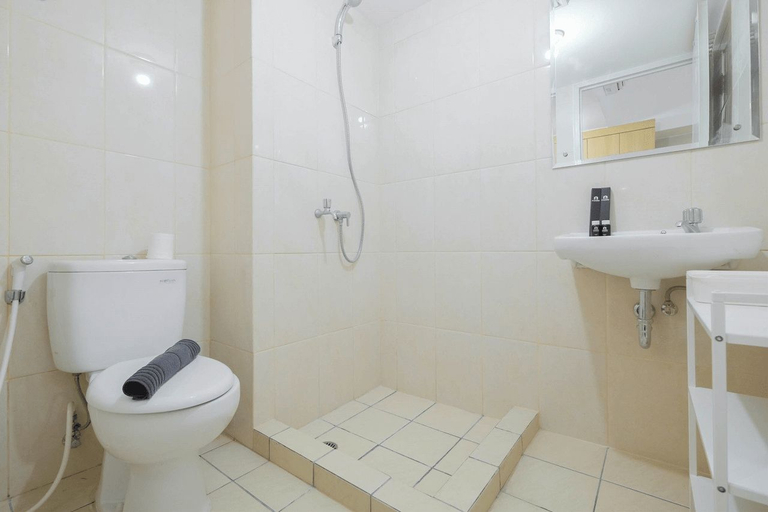 Bathroom 5, Modern Studio @ Springlake Summarecon Apartment By Travelio, Bekasi