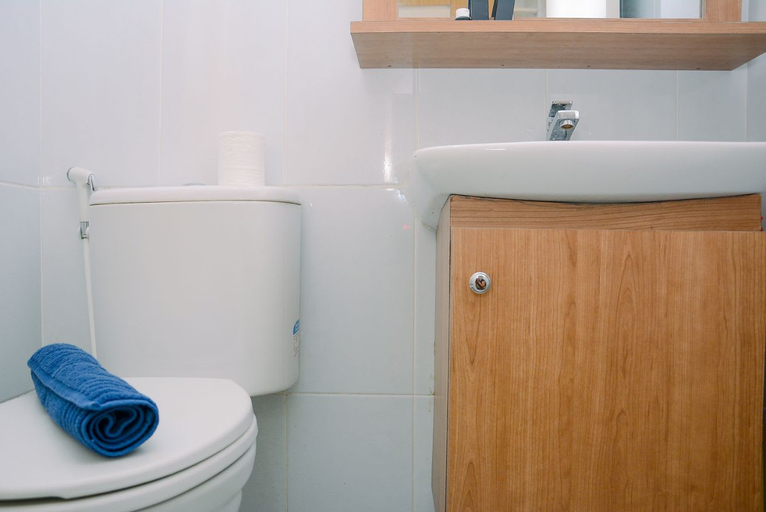 Bathroom 5, Chic Studio at Patraland Urbano Apartment By Travelio, Bekasi