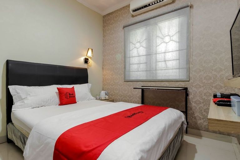 Bedroom 1, RedDoorz Plus near Lippo Cikarang Mall, Cikarang