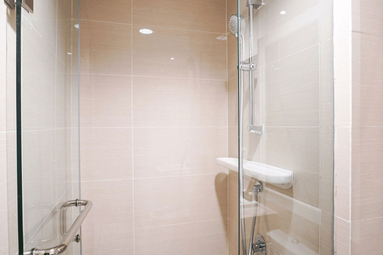 Bathroom 5, Comfy Studio at Puri Mansion Apartment By Travelio, West Jakarta