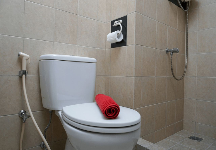 Bathroom 5, 2BR + 1 Study Room Apartment Seaview at Mediterania Marina Ancol By Travelio, Jakarta Utara