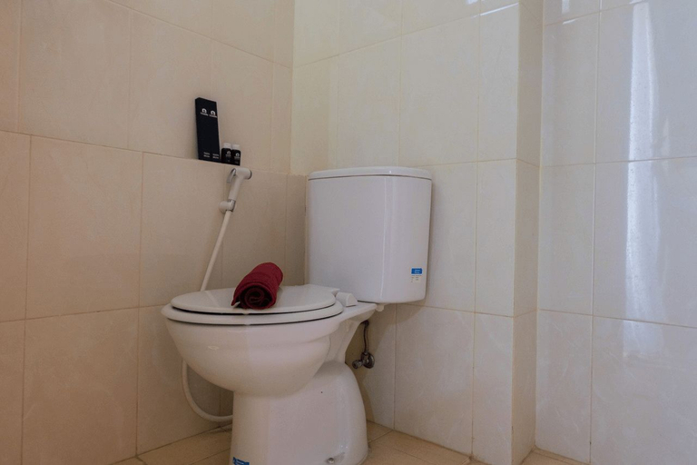 Bathroom 5, Exclusive 2BR Green Lake View Apartment By Travelio, Tangerang Selatan