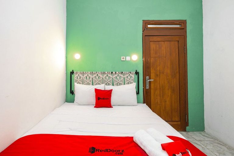 RedDoorz near Exit Toll Tanah Baru Bogor, Bogor
