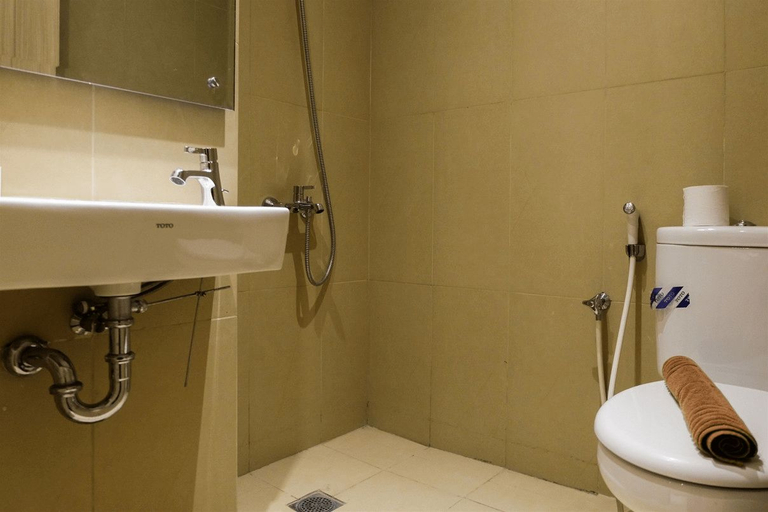 Prime Location Studio Apartment at Elpis Residence near Ancol By Travelio - Bathroom