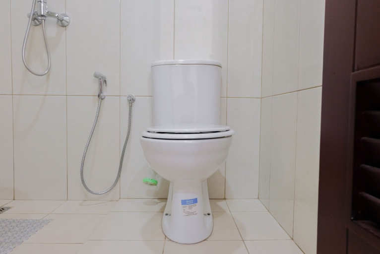 Bathroom 2, Cozy Stay 1BR at Asatti Apartment By Travelio, Tangerang Selatan